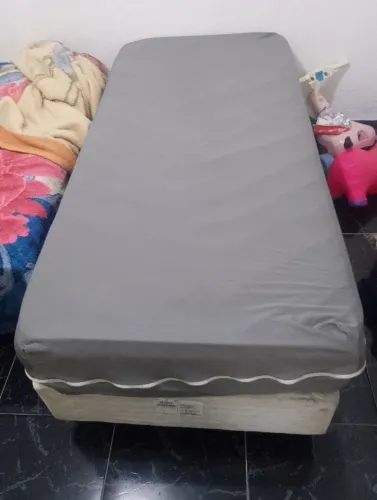 Vende-se cama box de solteiro junto com colchão