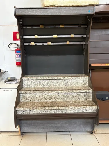 Expositor Comercial com degraus de granito