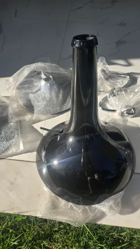 Vendo banqueta estilo Tulipa com assento giratório em ABS preto.