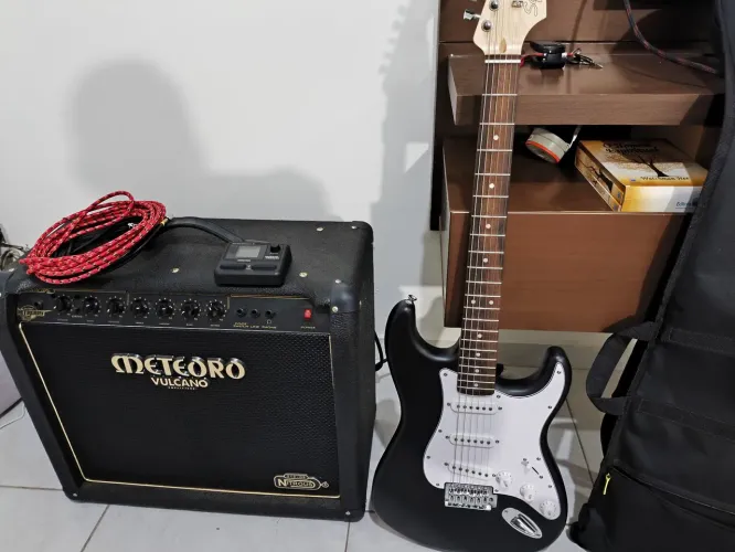 Guitarra squier cubo meteoro pedaleira