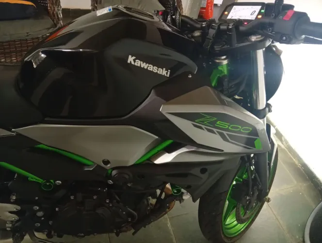 Kawasaki Z500 SE 2025 - Apenas 4.500km - Único Dono (100% Original)