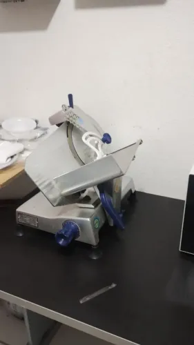 Fatiadora de frios profissional semiautomático