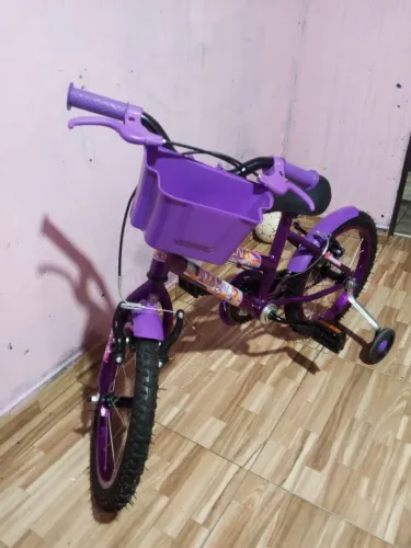 Bicicleta infantil de 5 a 10 anos semi novasem marcas de uso 