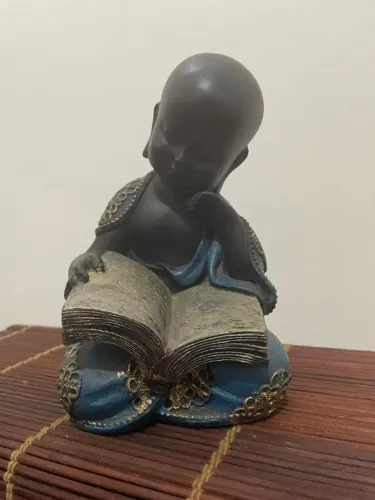 Estátua Decoração Monge estudando