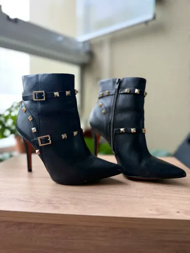 Bota preta com tachinhas douradas