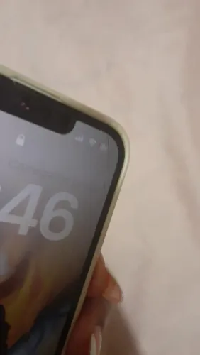 iPhone 13 com um trinco na tela mais fora isso todo bom
