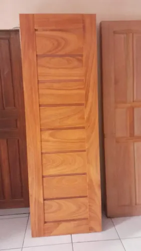 Portas em madeira maciça