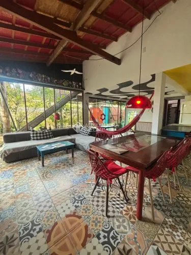 CASA DE 3 DORMITÓRIOS COM PÁTIO INDIVIDUAL NO SUL DA ILHA