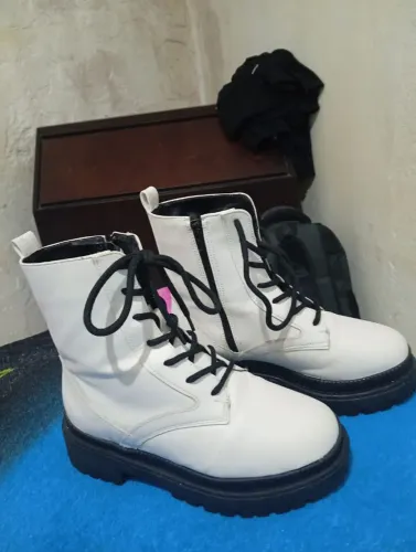 Coturno branco semi novo 
