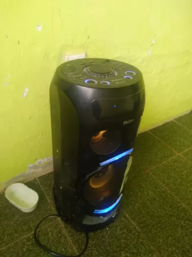 Caixa de som original só pega na energia