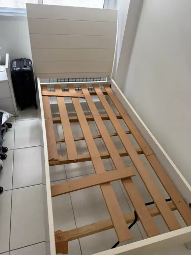 Cama de solteiro branca de madeira - estrutura completa