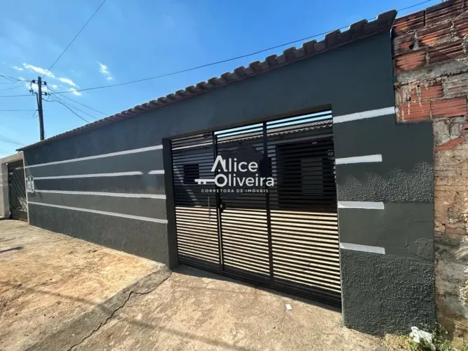 Casa à Venda com 4 quartos, 2 banheiros, 2 vagas e 180m² por R$ 280.000