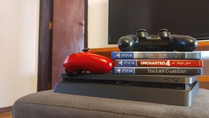 PS4 Slim - 1TB - 2 controles - PS camera - 5 jogos (tudo original)