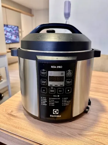 Panela de Pressão Elétrica Electrolux PCC20 6L Digital - RITA LOBO