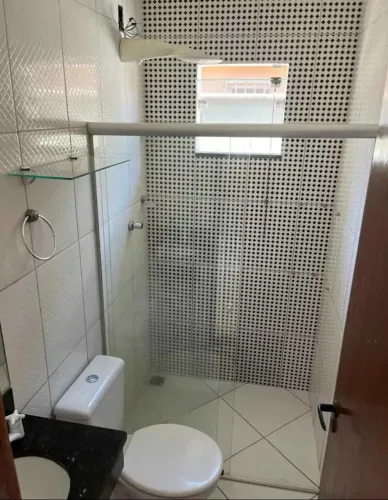 Casa com dois quartos bonita e bem localizada