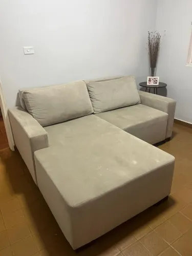 Sofá Chaise cinza conservado. Duas almofadas.