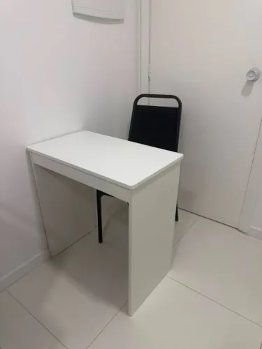 Escrivaninha com cadeira