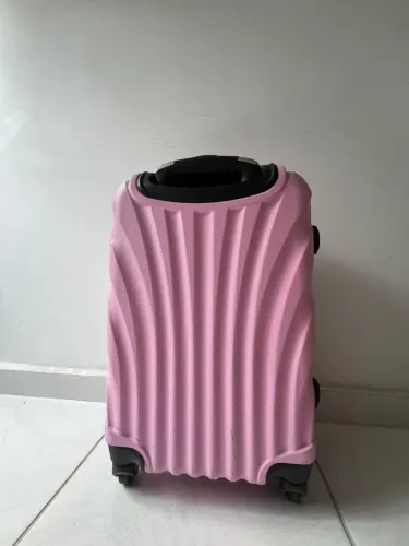 Mala de Viagem Rígida Rosa com Rodinhas e Cadeado