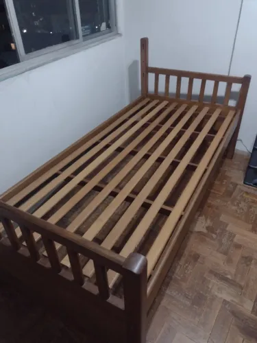 Cama de solteiro em madeira