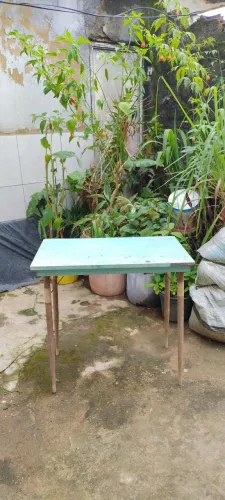 Mesinha antiga no estado das fotos 