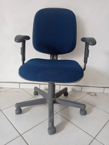 Vendo Cadeira Giratória de Escritório com ajuste de altura