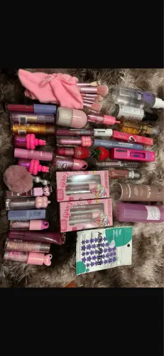 Caixa recheada de cosméticos