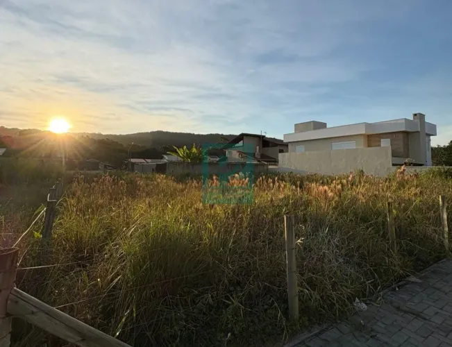Dois Terrenos Juntos à Poucos Metros do Mar em Mariscal - Bombinhas/SC