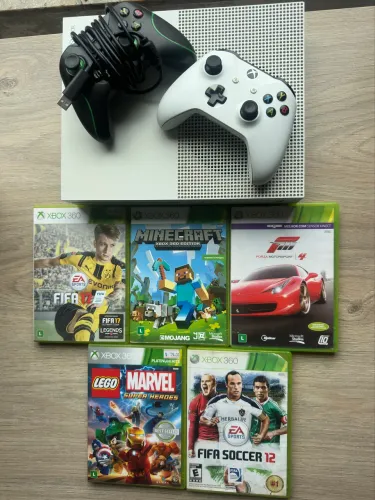 XBOX ONE S 512 gb com 2 controles e 5 jogos