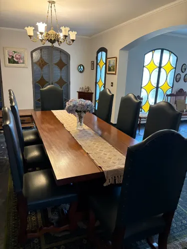 Mesa de madeira maciça