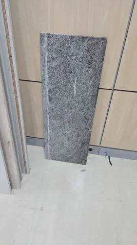 Pedra de granito cinza polido - peça 90x33x2 cm (usada)