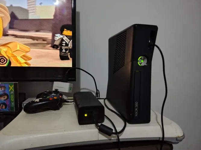 Vendo Xbox 360 slim sem nenhum tipo de desbloqueio 1 controle e jogos físicos e digitais 