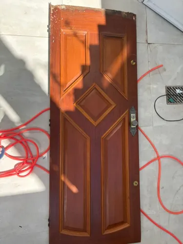 porta de madeira com fechadura colonial e duas travas tetra