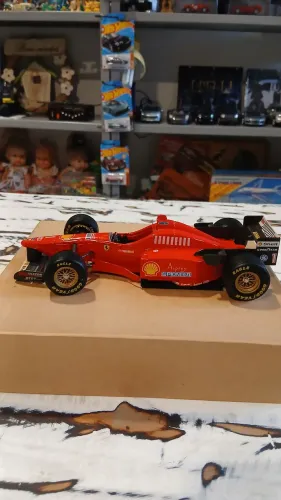 Ferrari F310 1996 Fórmula 1 do Michael Schumacher. Da Maisto, Shell