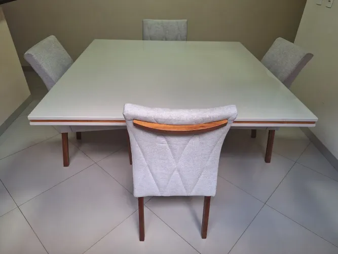 Mesa de jantar em madeira c/ vidro c/ 4 cadeiras estofadas