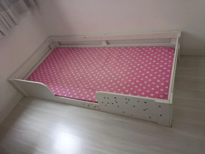 Cama montessoriana de solteiro.