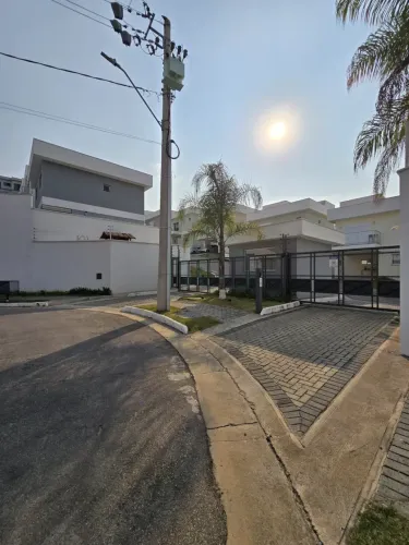 Excelente casa á venda em condomínio fechado no bairro Belvedere em Poços de Caldas MG.