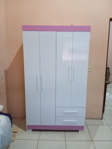 Guarda roupa rosa