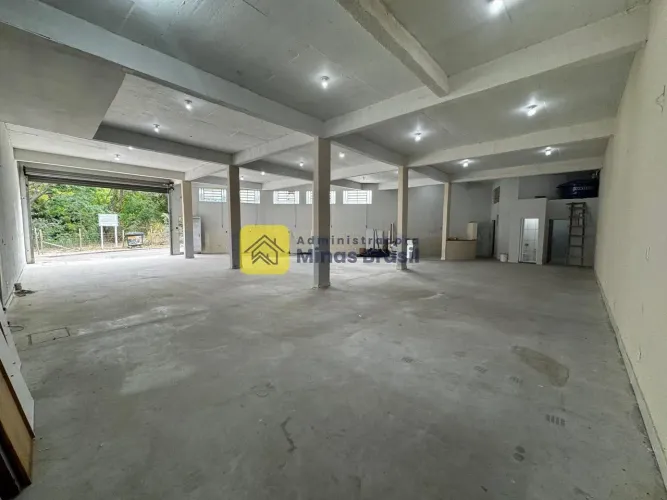 Lojão com 280m² e porta automatica