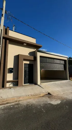 Casa para Venda em Toledo, Centro, 2 dormitórios, 1 suíte, 3 banheiros, 1 vaga