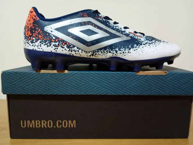 Chuteira de campo Umbro