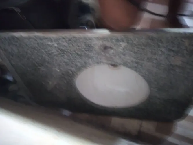 Vende se uma pia para banheiro