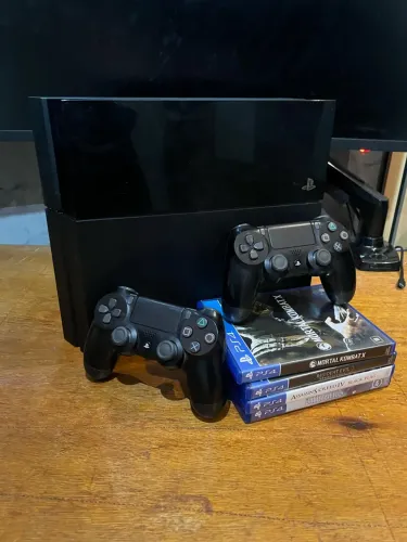 PS4 IMPECAVEL + 4 JOGOS + 2 CONTROLES