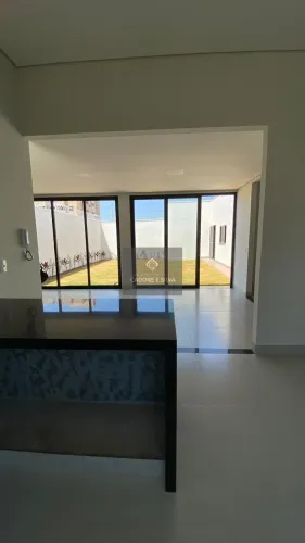 Casa à venda no Novo Mundo com 3/4 sendo 01 suíte e garagem para 04 carros