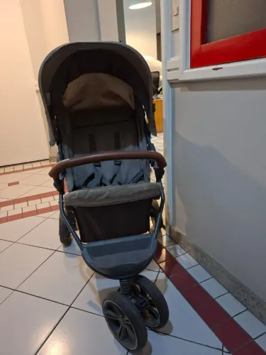 Carrinho de bebê com moisés e capota