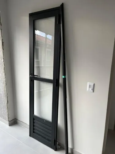 Porta de giro - com vidro e esquadria em alumínio preto