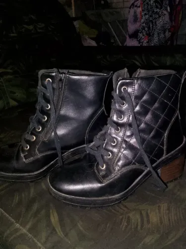 Vende-se bota coturno 