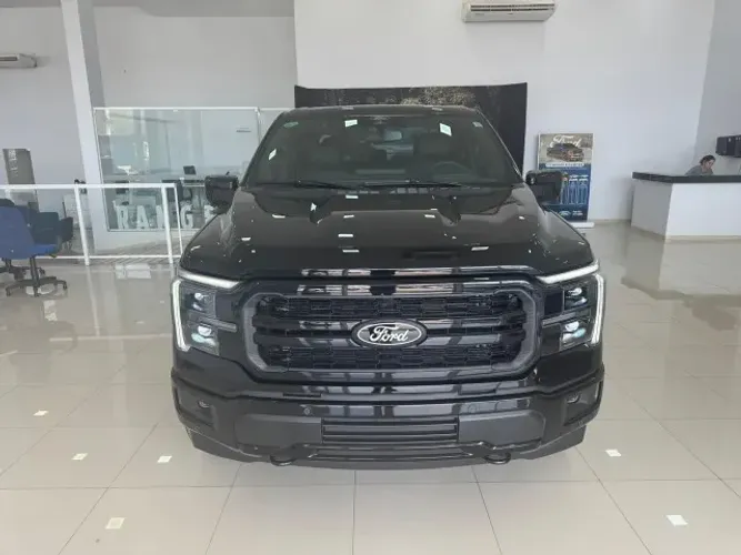 Ford F-150 Lariat Black 4X4 5.0 V8 2025