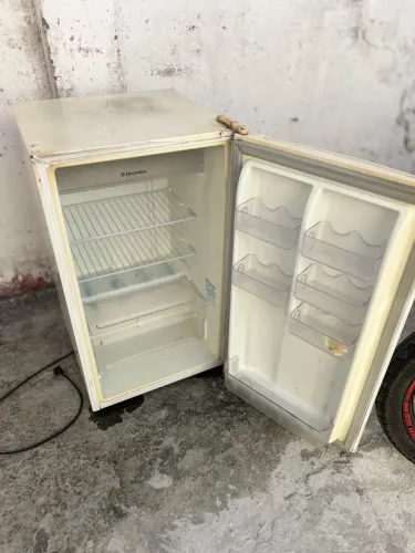 Frigobar Grande de 85 cm de altura e 50cm de largura