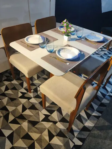 Mesa Jasmin com 4 Cadeiras Barcelona em Madeira 1,20m