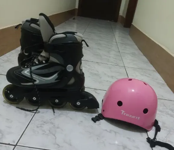 Patins e capacete
